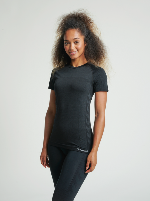 hmlCLEA SEAMLESS T-SHIRT, BLACK MELANGE, model