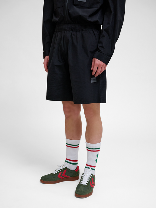 hmlSORONA REGULAR SHORTS, BLACK, model