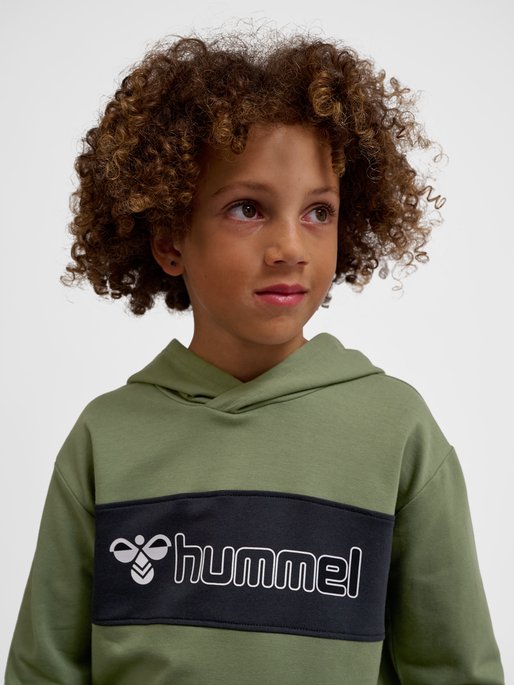 hmlATLAS HOODIE, OLIVINE, model