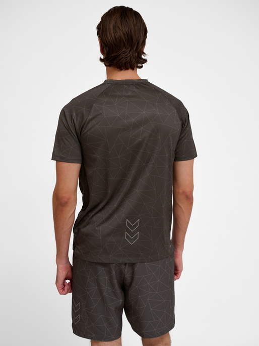 hmlCOURT AOP LIGHT WEIGHT T-SHIRT, TURKISH COFFEE, model