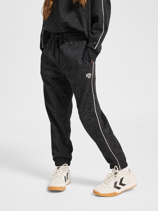 hmlJR LOOSE GLITTER SWEATPANT, BLACK, model