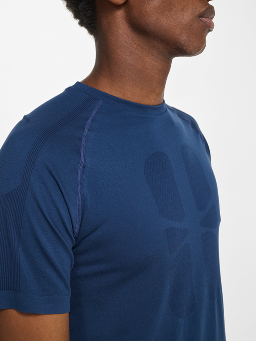 hmlHIIT SEAMLESS T-SHIRT S/S, DRESS BLUES, model