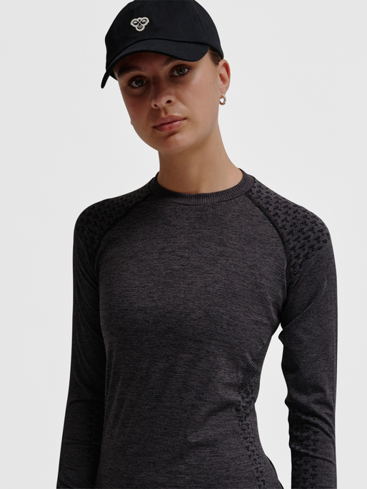 hmlCI SEAMLESS T-SHIRT L/S, BLACK MELANGE, model
