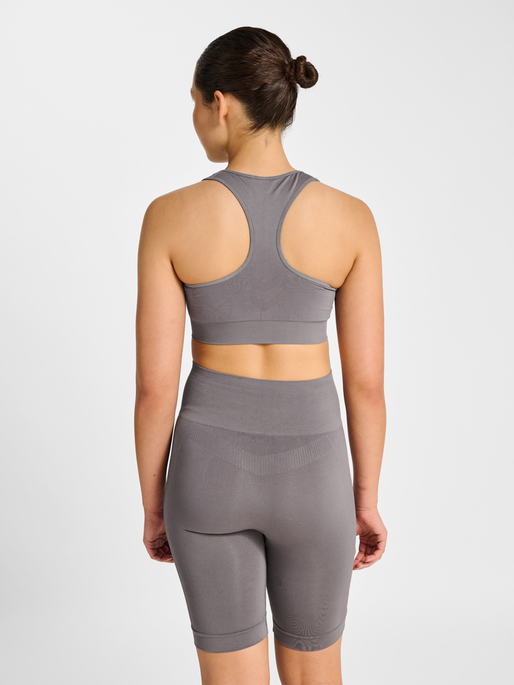 hmlTIF SEAMLESS SPORTS TOP, SHARK, model