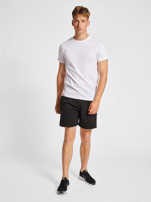 hmlRED HEAVY T-SHIRT S/S, WHITE, model