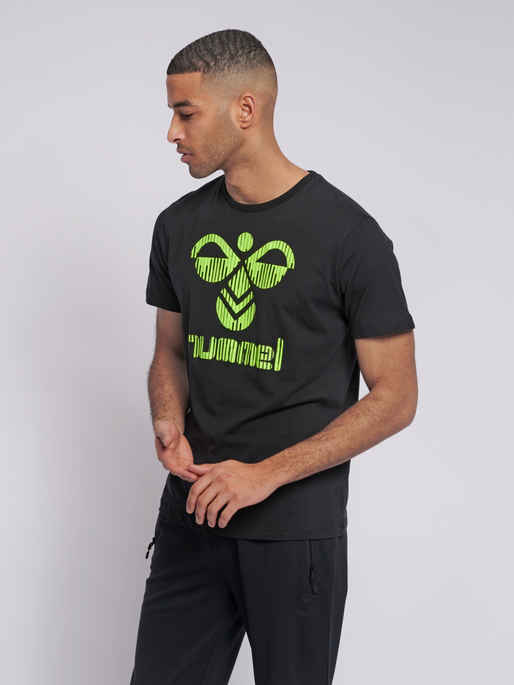 hmlVALTER T-SHIRT S/S, 2001, model