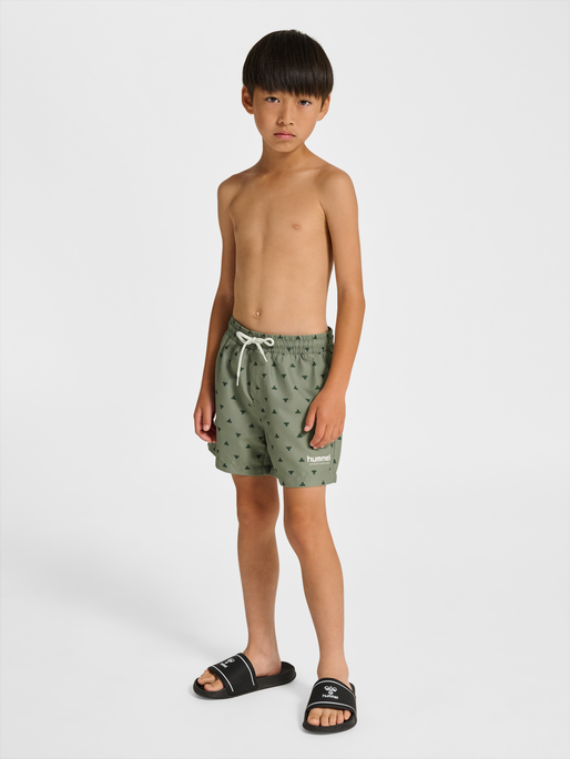 hmlJR REG BEE AOP BOARD SHORTS, SHADOW, model