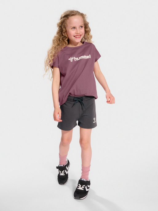 hmlNOVA SHORTS SET, ROSE BROWN, model