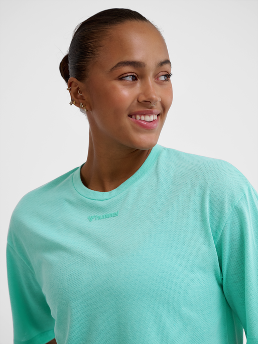 hmlMT VANJA BOXY SHORT T-SHIRT, POOL BLUE, model