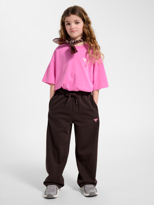 hmlJR JUMP BOXY SWEATPANTS, CHOCOLATE TORTE, model