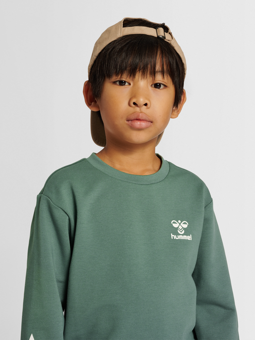 hmlVENTI TRACKSUIT, LAUREL WREATH, model