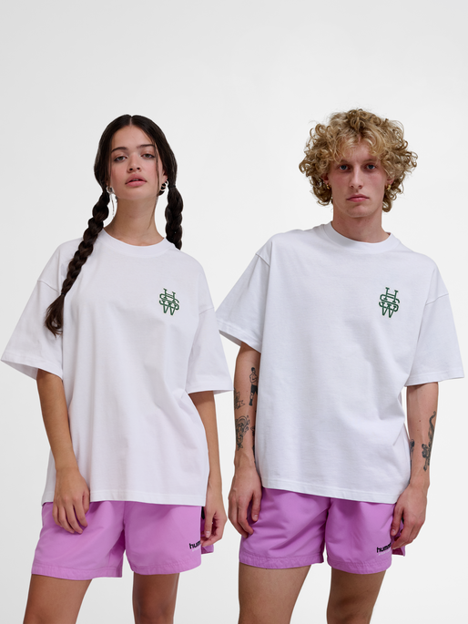 hmlLOOSE T-SHIRT S/S BEES STADIUM, WHITE/EDEN, model