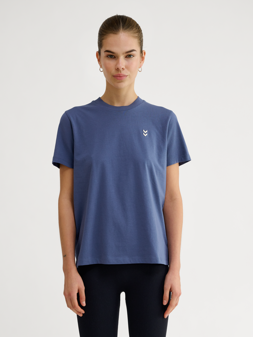 hmlPULSE W T-SHIRT, BLUE INDIGO, model