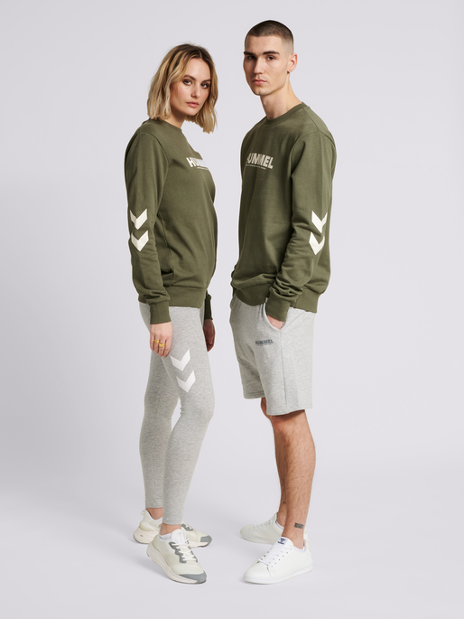 hmlLEGACY SWEATSHIRT, BEETLE, model