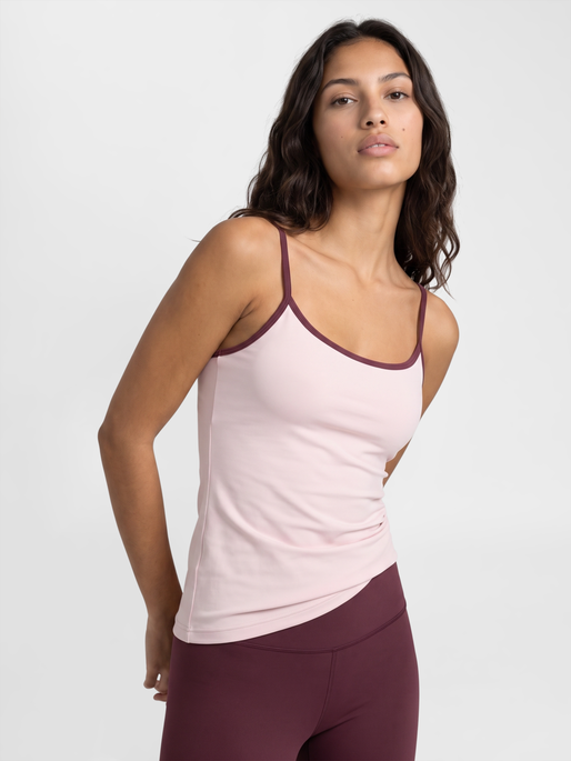 hmlBALANCE SPORTS TOP, BARELY PINK, model