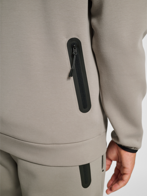 hmlTECH FLEECE REGULAR ZIP HOODIE, ROCK RIDGE, model