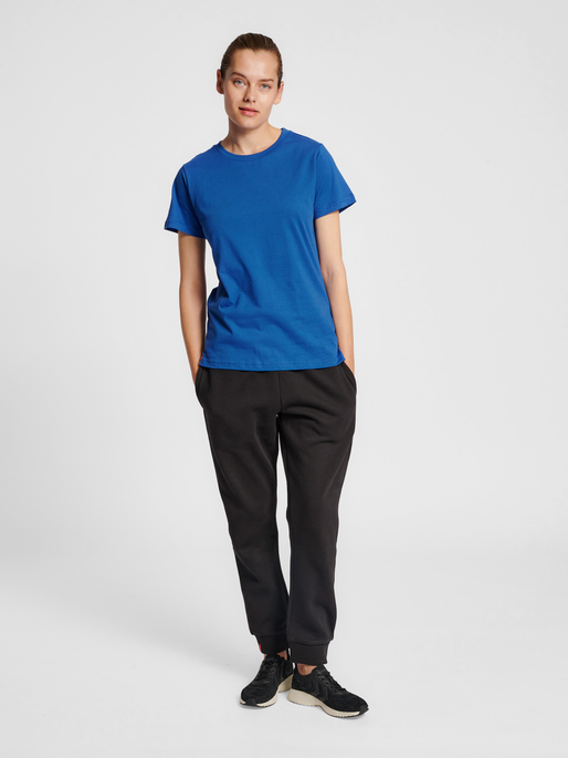 hmlRED BASIC T-SHIRT S/S WOMAN, TRUE BLUE, model