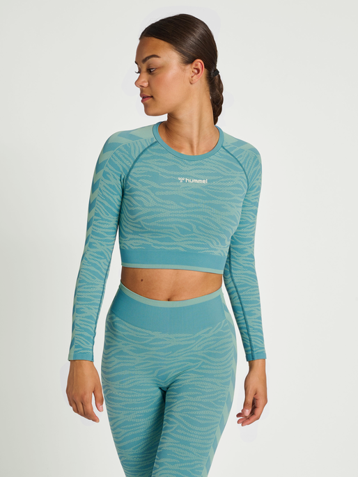 hmlMT SAGA SEAMLESS CROP T-SHIRT LS, NORTH ATLANTIC/BLUE SURF MELANGE, model