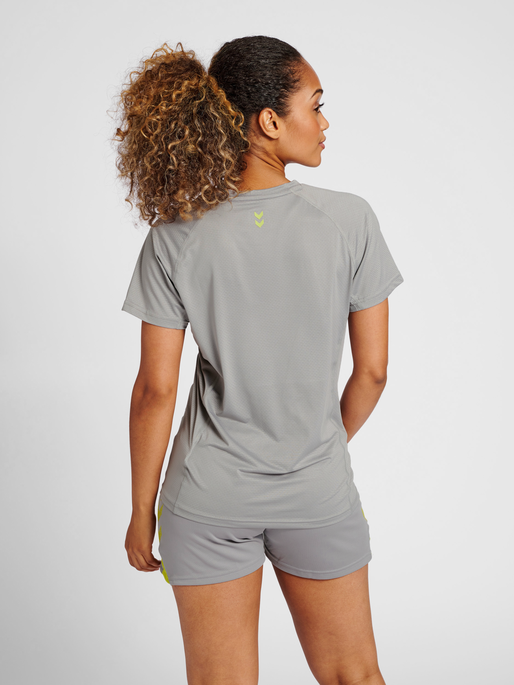 hmlGG12 TRAINING TEE WOMAN, ALLOY, model