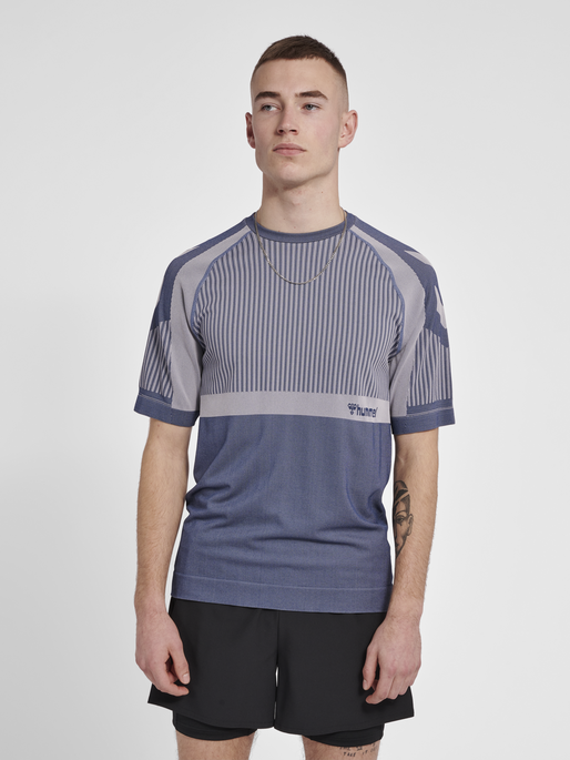 hmlMT UNIT SEAMLESS T-SHIRT, INSIGNIA BLUE/CHATEAU GRAY, model