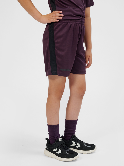 hmlMULTI PL SHORTS KIDS, PLUM PERFECT, model
