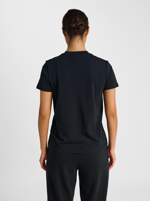 hmlPULSE W T-SHIRT, BLACK, model