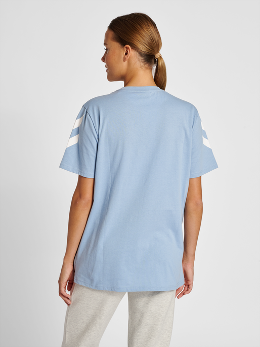 hmlLEGACY CHEVRON T-SHIRT, ASHLEY BLUE, model