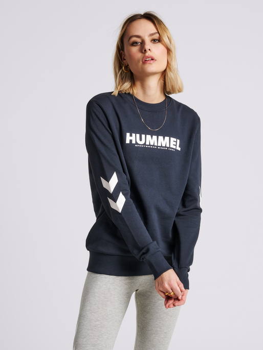 hmlLEGACY SWEATSHIRT, BLUE NIGHTS, model