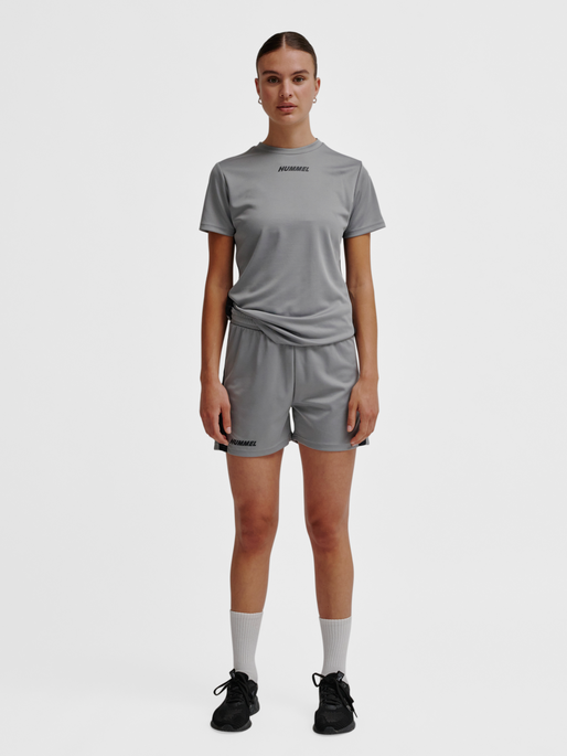 hmlMULTI PL SHORTS WOMAN, SHARKSKIN, model