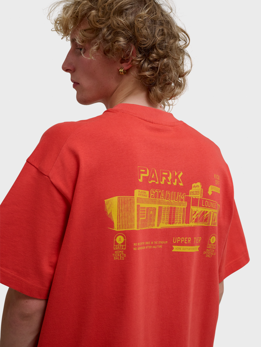 hmlLOOSE T-SHIRT S/S BEES STADIUM, PAPRIKA, model