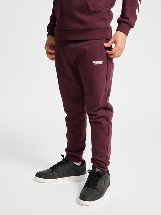hmlJR REGULAR ADJ WAIST PANTS, VINEYARD WINE, model