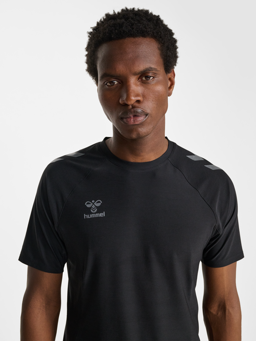 hmlCIMA 2.0 JERSEY S/S, BLACK MELANGE, model