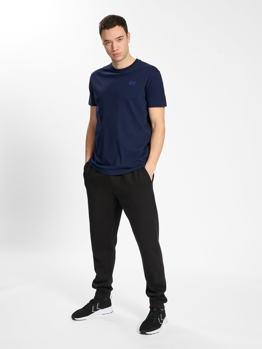 hmlCOURT COTTON T-SHIRT S/S, MARINE, model