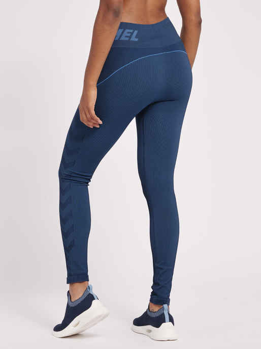 hmlTE CHRISTEL SEAMLESS MW TIGHTS, MARINA/INSIGNIA BLUE MELANGE, model