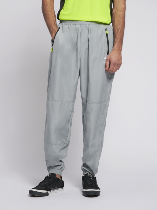 hmlMAGNUS LOOSE PANTS, 1968, model