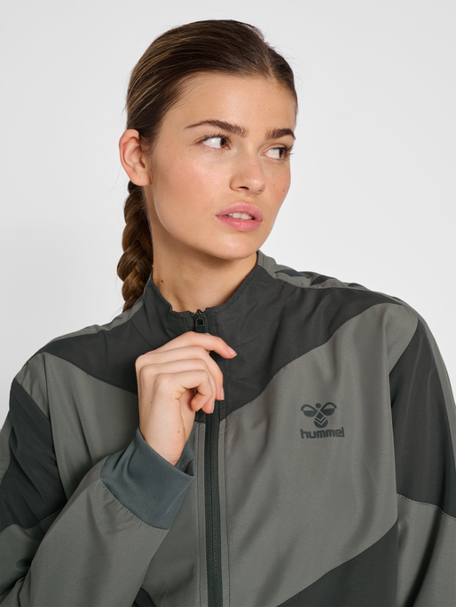 hmlPRO GRID WALK OUT JACKET WO, FORGED IRON/QUIET SHADE, model