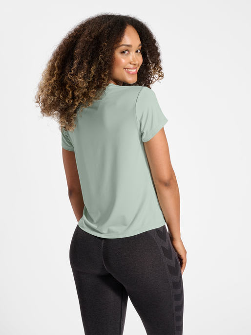 hmlMT AURA MESH T-SHIRT, SILT GREEN, model