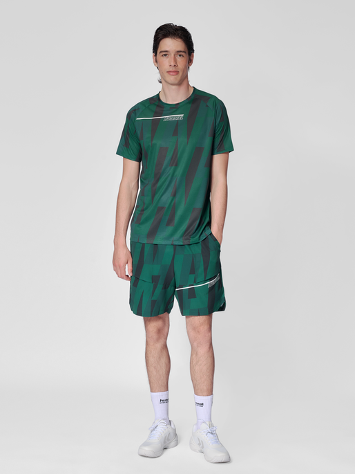 hmlCOURT AOP LIGHT WEIGHT T-SHIRT, RAIN FOREST, model