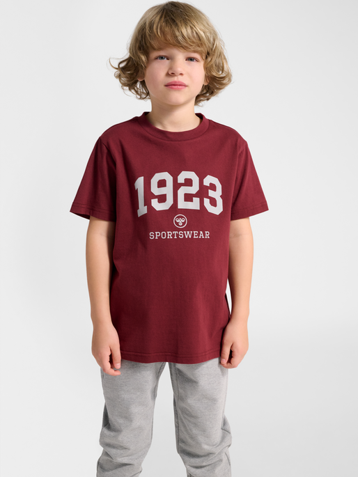hmlJR GRAPHIC 1923 T-SHIRT S/S, CHOCOLATE TRUFFLE, model