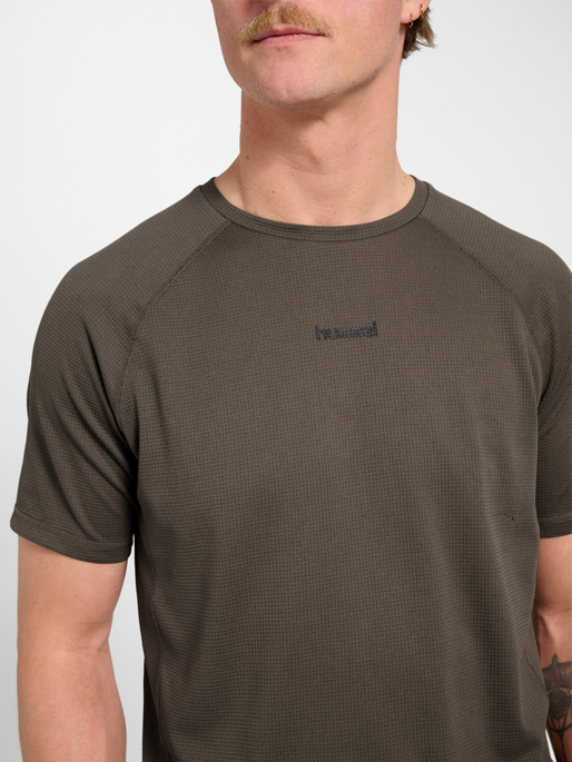 hmlMOMENTUM T-SHIRT S/S, MAJOR BROWN, model