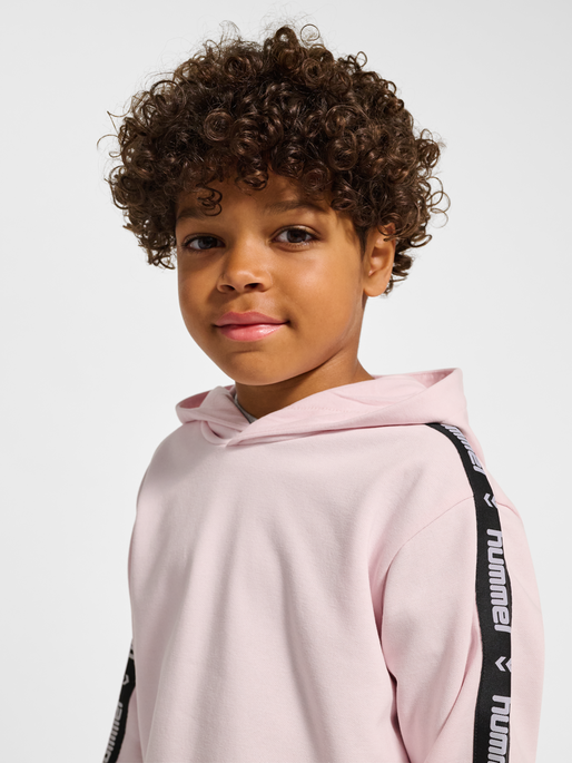 hmlJR DANCE HOODIE, BARELY PINK, model
