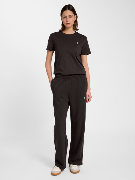 hmlPULSE WIDE W SWEAT PANTS, AFTER DARK, model