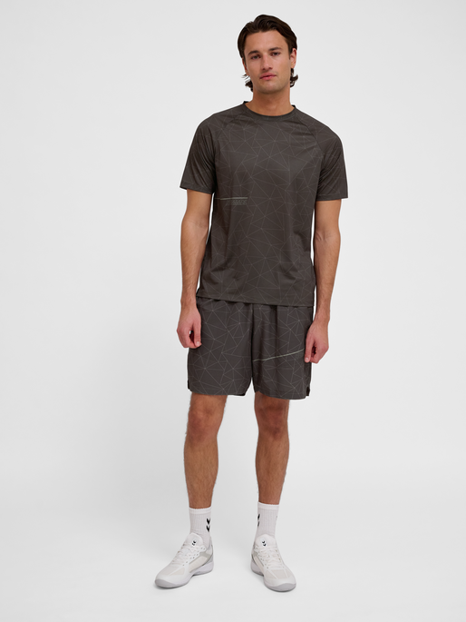 hmlCOURT AOP LIGHT WEIGHT T-SHIRT, TURKISH COFFEE, model