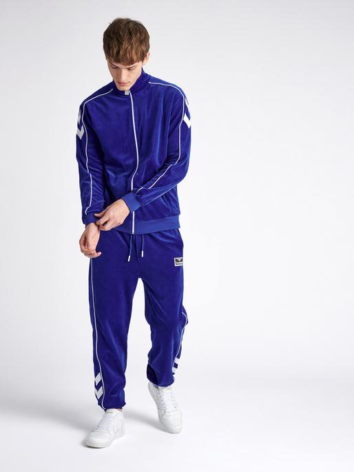 hmlFRISK VELOUR ZIP JACKET, 7956, model