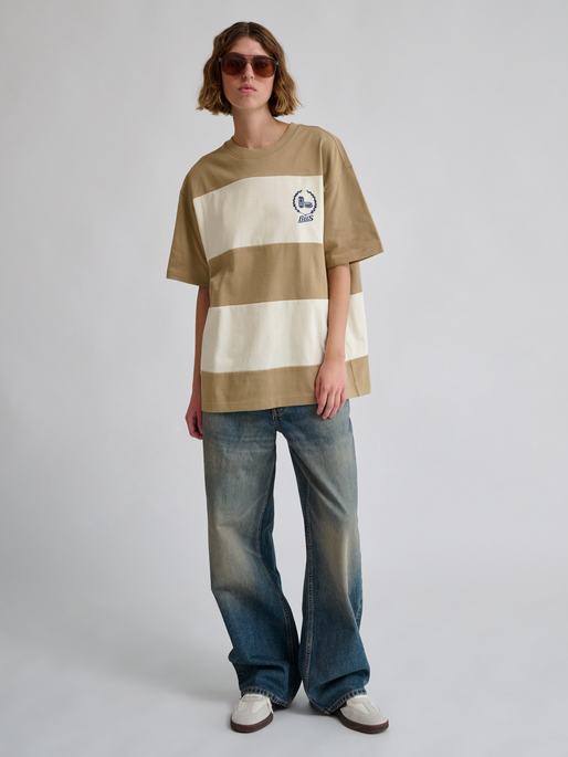hmlLOOSE T-SHIRT S/S BEES STRIPE, TOFU/CORNSTALK, model