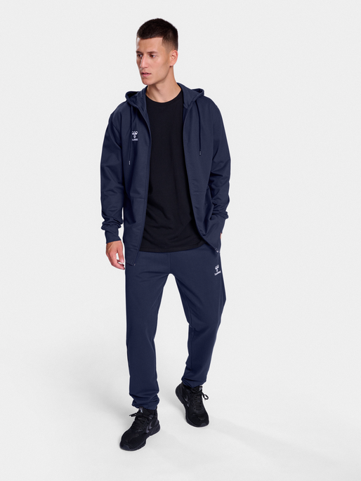 hmlGO 2.0 ZIP HOODIE, MARINE, model