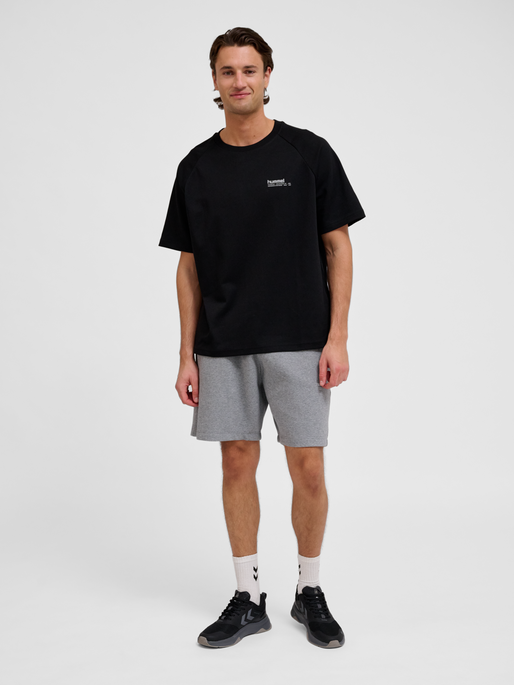 hmlTECH FLEECE SHORTS, GREY MELANGE, model
