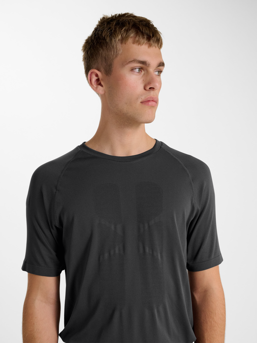 hmlHIIT SEAMLESS T-SHIRT S/S, EBONY, model