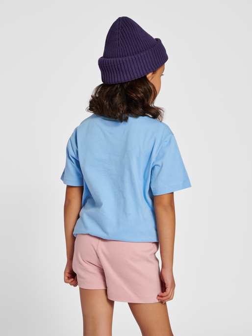 hmlTRES T-SHIRT S/S, DUSK BLUE, model