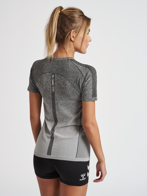 hmlGG12 TRAINING SEAMLESS S/S WOMAN, BLACK MELANGE, model